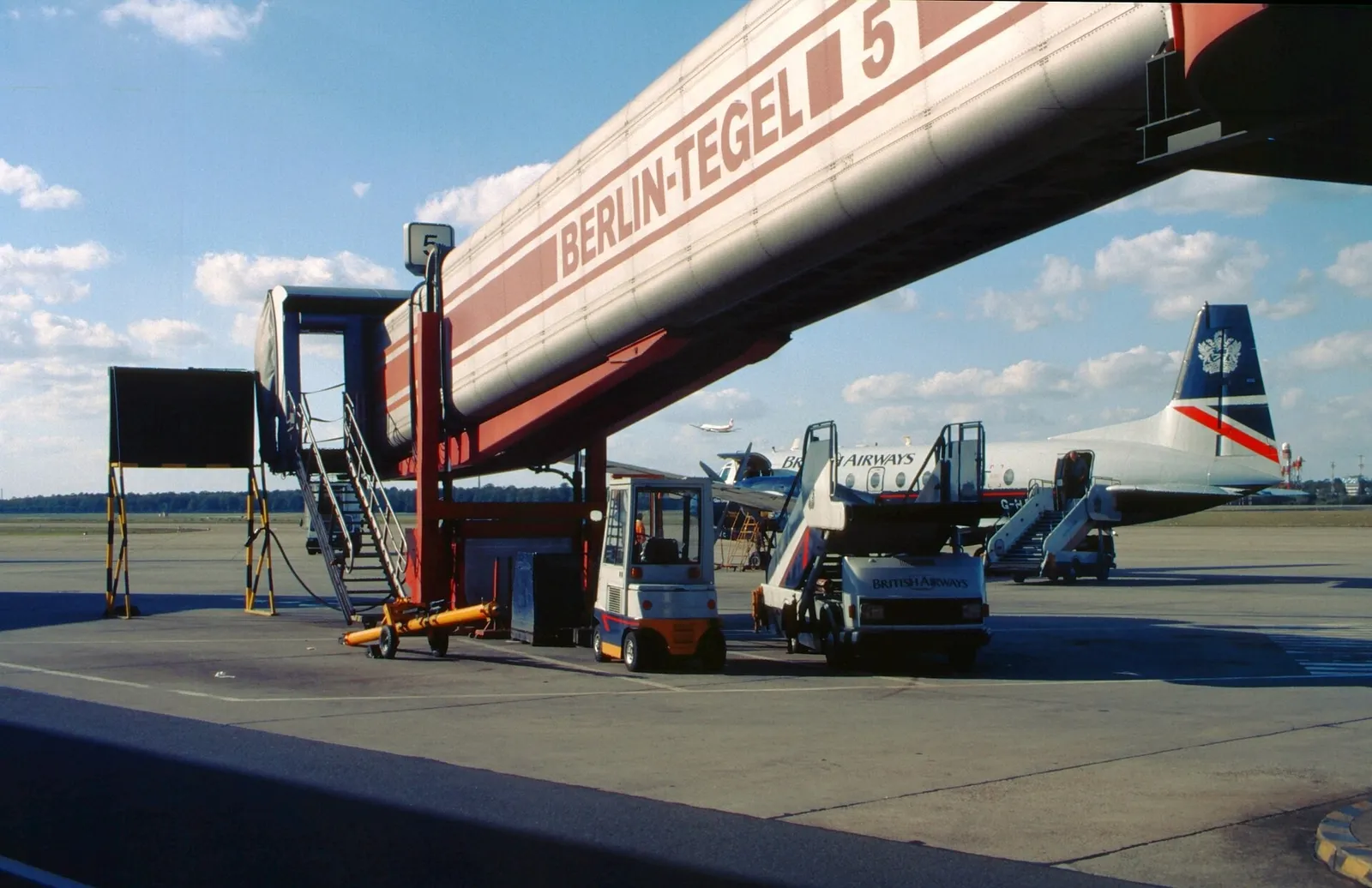 泰格爾 1988（登機橋「BERLIN-TEGEL 5」）